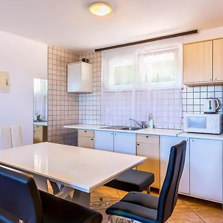 2 Bedroom Cozy In Apartmán Medulin
